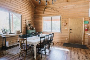 Dining - Cozy cabin minutes from downtown Midway, sleeps 17+ (Midway)