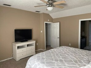 3 bedrooms, desk, iron/ironing board, travel cot - “ Home away from home” close to Expo and sports centers, and ACU  (Abilene)