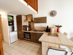 Fridge, microwave, oven, dishwasher - superb renovated 2 rooms mezzanine villa with swimming pool (LE CAP D AGDE)