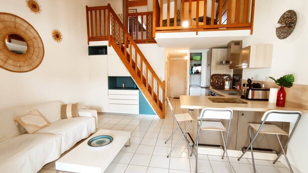 Un appartement moderne comprenant un salon, un coin repas et une cuisine.