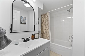 Séchoir à cheveux, serviettes fournies, savon, shampooing