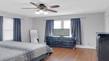 1 bedroom, desk, WiFi, bed sheets