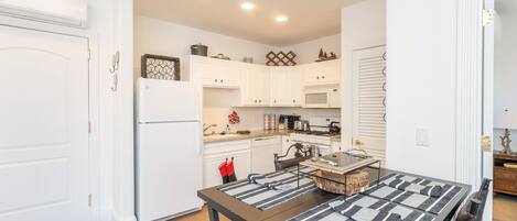 ثلاجة، ميكروويف، فرن، موقد طهي مسطح