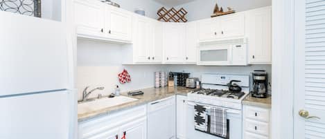 Køleskab, mikrobølgeovn, ovn, kogeplade