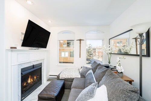 Stunning Views, Perfect Location!