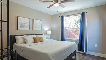 3 slaapkamers, een bureau, een strijkplank/strijkijzer, internet