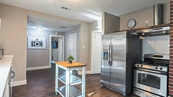 Een koelkast, een microgolfoven, een oven, een kookplaat