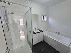 Douche, serviettes fournies, shampoing, papier toilette