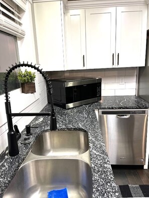 冷蔵庫、電子レンジ、オーブン、コンロ