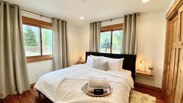 1 habitación, escritorio, tabla de planchar con plancha y cuna de viaje