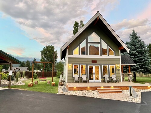 King Bed • Hot Tub • Views • Fire Pit • Fast WiFi