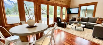 King Bed • Hot Tub • Views • Fire Pit • Fast WiFi