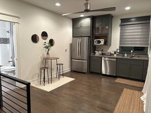 Refrigerador, microondas, horno y parrilla de estufa 