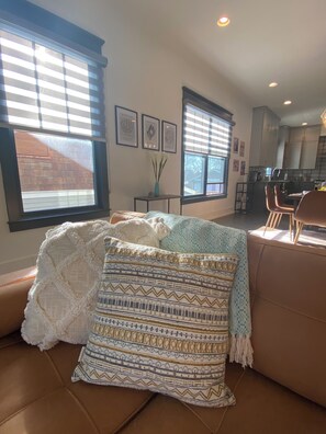 Smart TV, chimenea y futbolito 