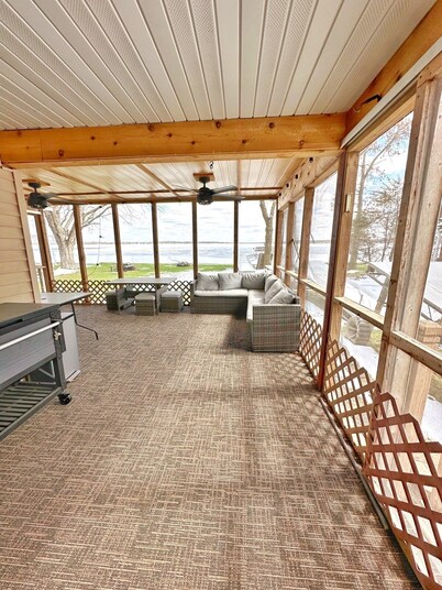 Cozy lakeside cabin retreat located on E. Rush lake. Great Fishing here!