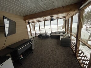 Älytelevisio, takka, DVD-soitin, stereot