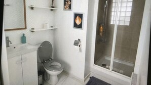 Un bagno moderno con servizi igienici, lavandino e doccia.