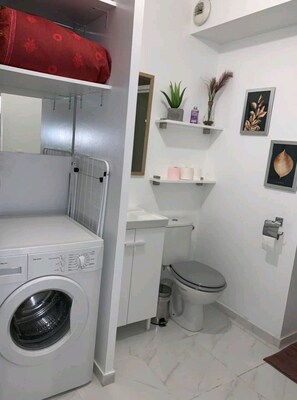 Secadora de cabello, toallas, jabón, papel de baño 