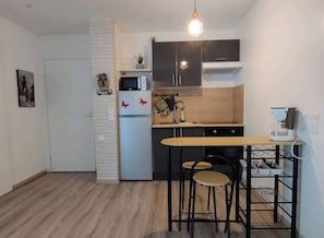 Kühlschrank, Mikrowelle, Ofen, Kochgeschirr/Geschirr/Besteck