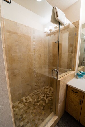 Shower, hair dryer, towels - Experience comfort and convenience at Kendall 433, located in the heart of Purgatory Village (Durango)