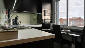 Coffee/tea maker, fridge, microwave, oven - Tamariz Sea View, a Home in Madeira (Caniço)