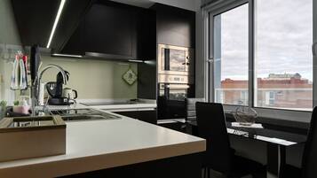 Een koelkast, een magnetron, een oven, een kookplaat