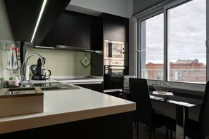 Réfrigérateur, micro-ondes, four, plaque de cuisson