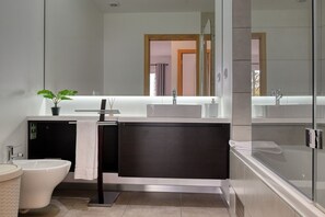 Baignoire, sèche-cheveux, bidet, serviettes fournies