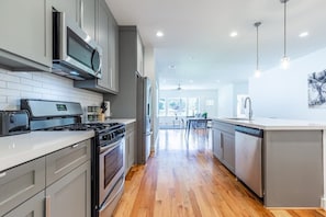 Fridge, microwave, oven, stovetop - 3BR Comfy Bungalow 1747! Medical Center, Stadiums! ⭐️⭐️⭐️⭐️⭐️ (Houston)