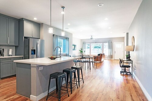 3BR Comfy Bungalow 1747! Medical Center, Stadiums! ⭐️⭐️⭐️⭐️⭐️