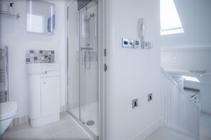 Apartment (2 Bedrooms) | Bathroom