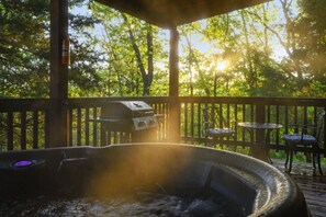 Outdoor spa tub - Romantic log cabin w/private heart-shaped hot tub and fireplace for two (Ringold)