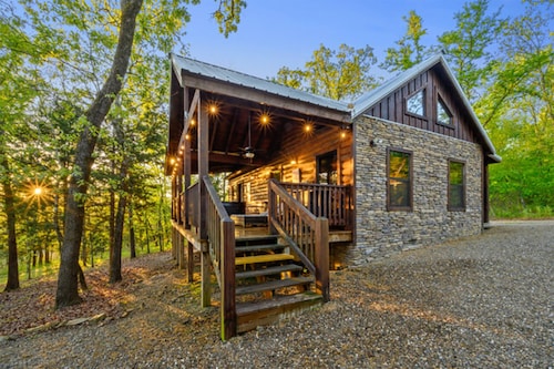 Romantic log cabin w/private heart-shaped hot tub and fireplace for two