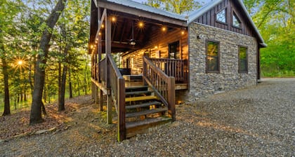 Romantic log cabin w/private heart-shaped hot tub and fireplace for two