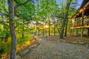 Property grounds - Romantic log cabin w/private heart-shaped hot tub and fireplace for two (Ringold)