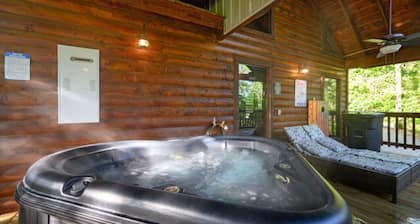 Romantic log cabin w/private heart-shaped hot tub and fireplace for two