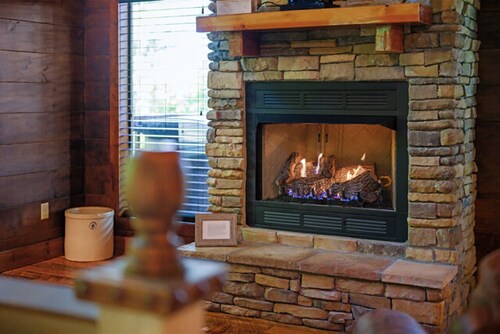 Romantic log cabin w/private heart-shaped hot tub and fireplace for two