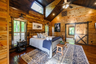 Fireplaces, hot tub, romantic cabin perfect for a honeymoon or a getaway for two
