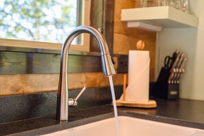 Baignoire, sèche-cheveux, serviettes fournies