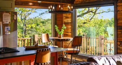 Fireplaces, hot tub, romantic cabin perfect for a honeymoon or a getaway for two