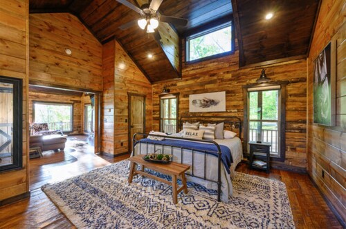 Fireplaces, hot tub, romantic cabin perfect for a honeymoon or a getaway for two