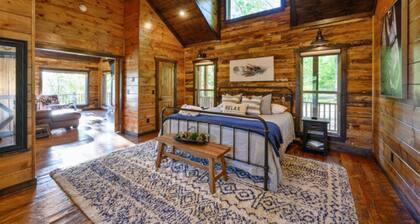 Fireplaces, hot tub, romantic cabin perfect for a honeymoon or a getaway for two