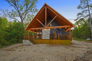Exterior - Hot tub, fireplaces, perfect for romantic honeymoons and anniversaries, private (Ringold)