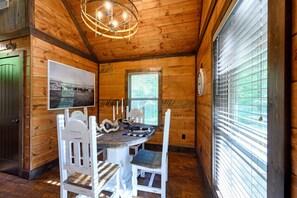 Dining - Hot tub, fireplaces, perfect for romantic honeymoons and anniversaries, private  (Ringold)