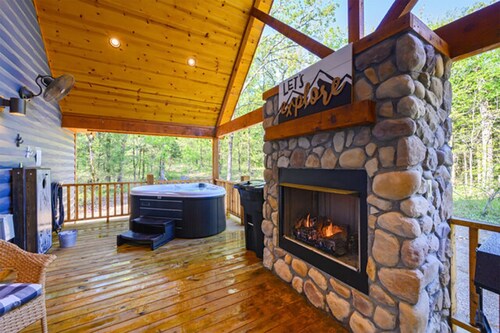 Hot tub, fireplaces, perfect for romantic honeymoons and anniversaries, private 
