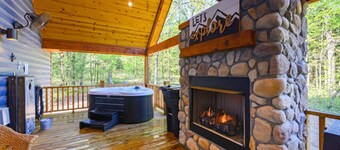 Hot tub, fireplaces, perfect for romantic honeymoons and anniversaries, private 