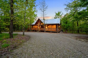 Exterior - 2 Master Suites, hot tub, fireplace, back deck, wrap around porch, secluded (Ringold)