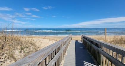 New Listing⭐Cozy Bungalow, Walk to Beaches 🌊⛱️🐬, Restaurants, Wifi, Dogs ✔️