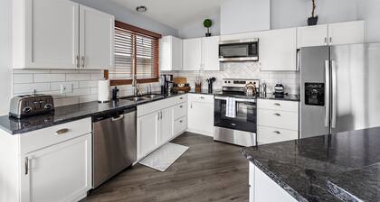 The Best NE Riverfront Dist Home! Large & Mod: 6 BDR & close to all Minneapolis
