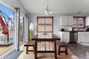 Fridge, microwave, oven, stovetop - The Best NE Riverfront Dist Home!  Large & Mod: 6 BDR & close to all Minneapolis (Minneapolis)